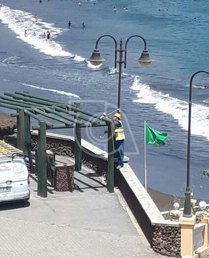 Momento en que el operario amarra la farola/TA.